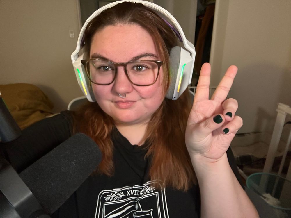 selfie of daisy holing up a peace sign 