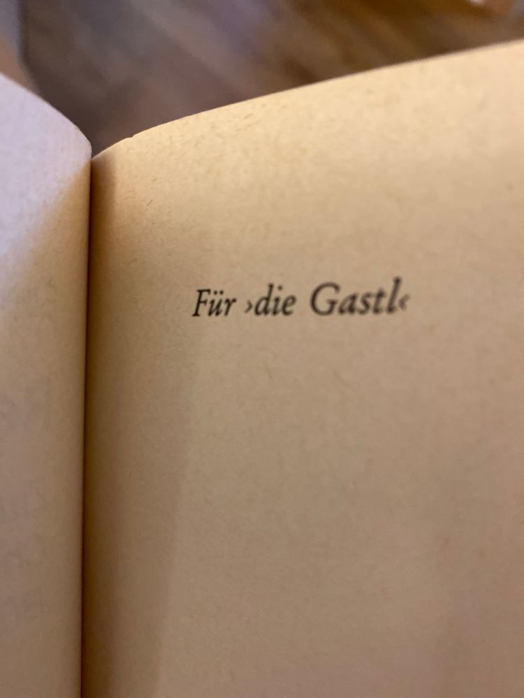 Widmung in einem Buch, auf einer sonst leeren Seite: Für „die Gastl“