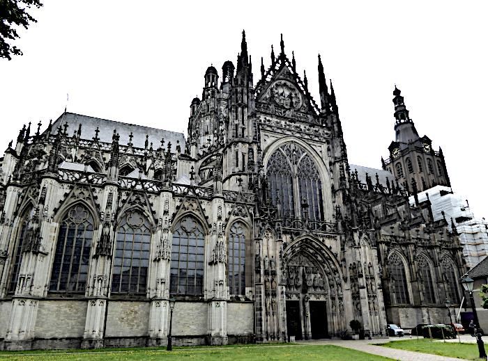 Foto van gevel van monumentale kerk