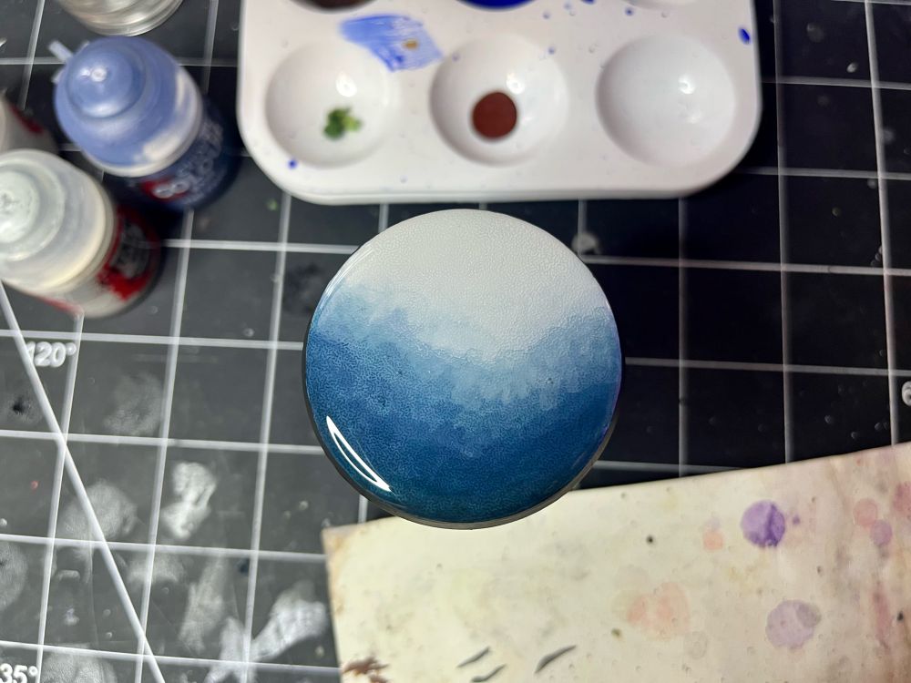 A view of the resin base before being scratched and having snow applies. 