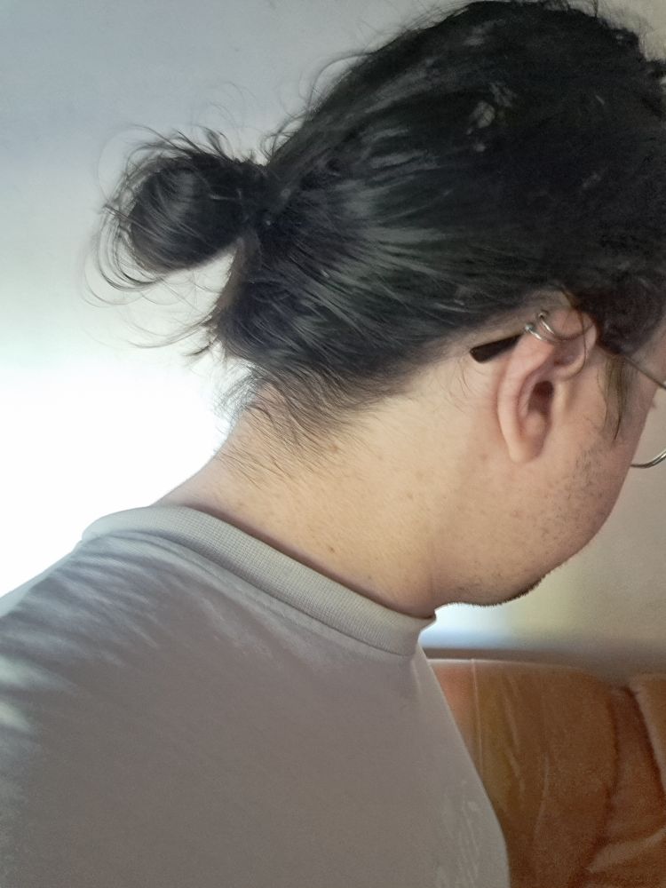Moi avec les cheveux attacher un peu en style petit chignon. (Je sais pas comment on nomme désolée)