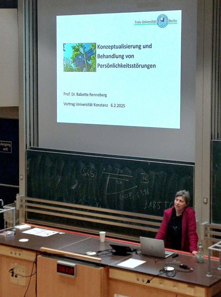 Prof. Renneberg in a lecture hall presenting her talk on the conceptualisation and treatment of personality disorders