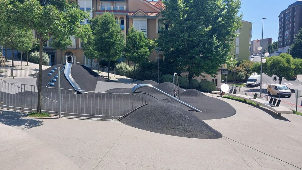 Un parque y en un banco sentado un chico con la mochila de Google maps, con un círculo blanco tapándole que sólo se ve la cámara arriba.