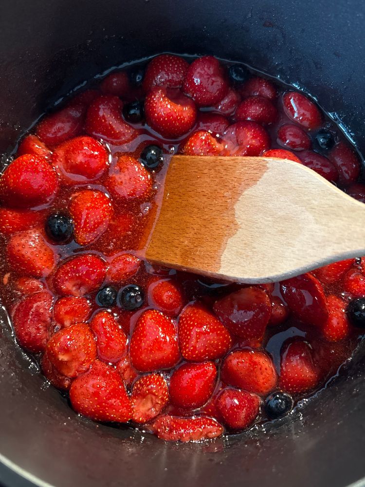 De la confiture fraise myrtille en train de cuire. 