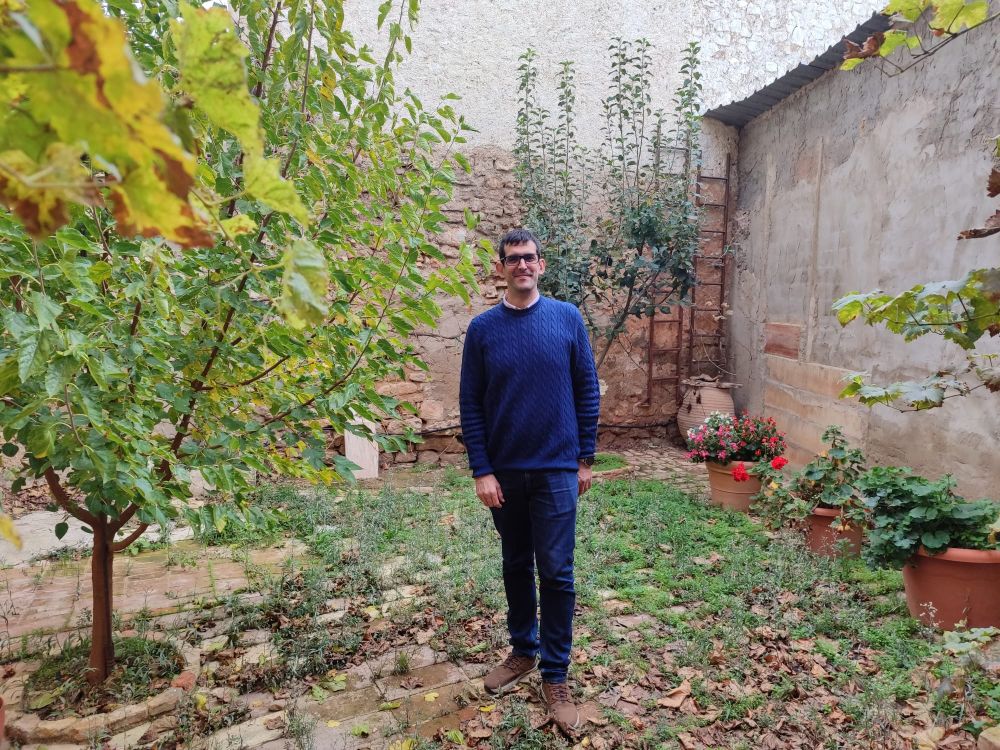 Hombre en un jardín otoñal.