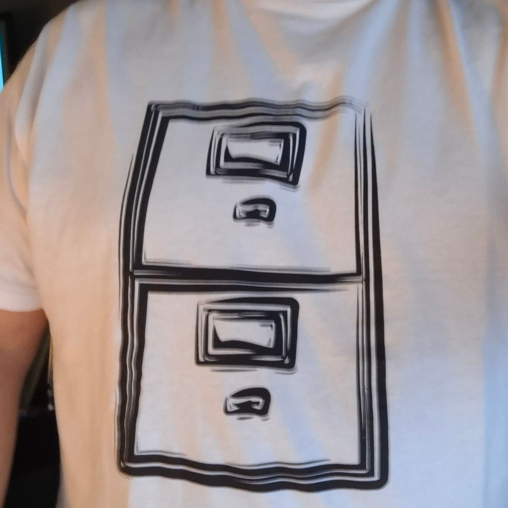 Photo d'un t-shirt blanc avec un motif crayonné de tiroirs à fichiers