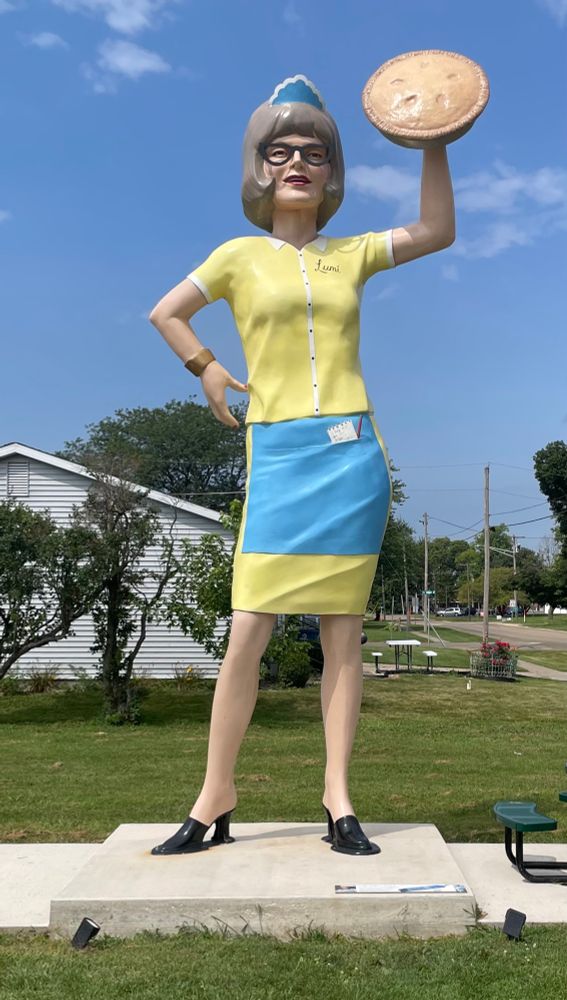 Uniroyal Gal: Lumi the Pie Lady

Located in Atlanta, Illinois 