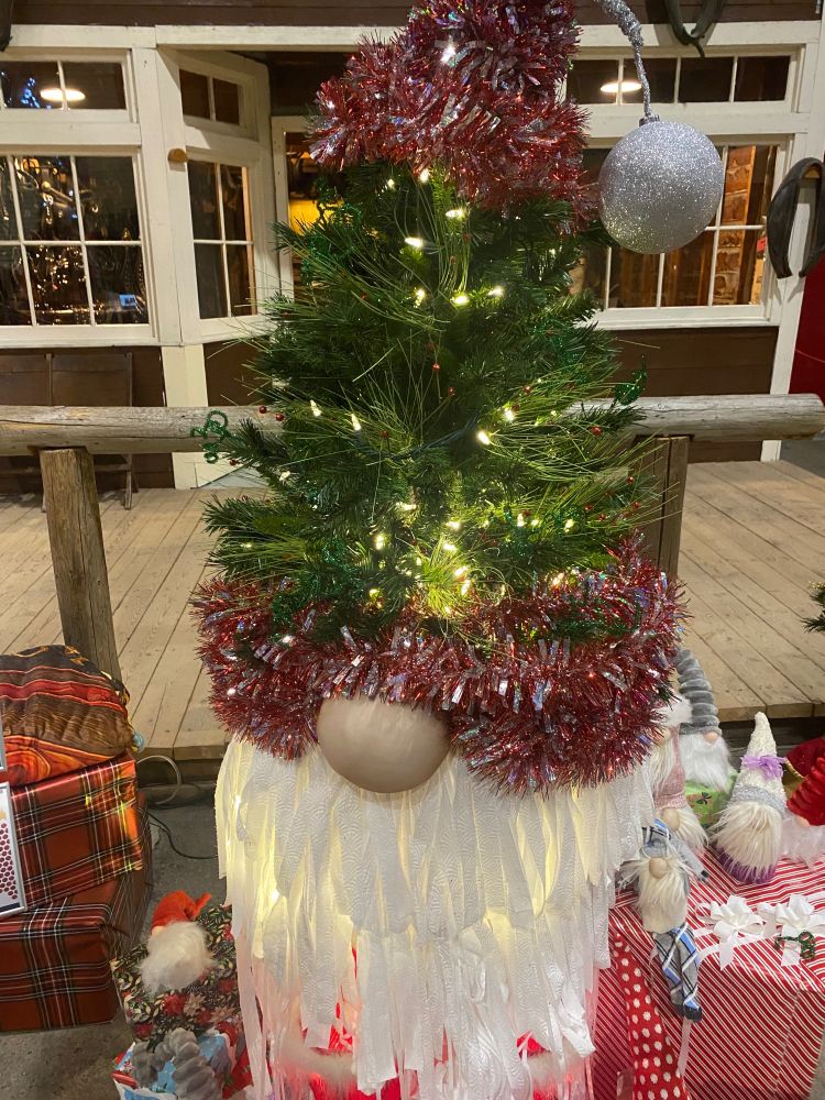 A very sus Christmas tree. Or is it a killer gnome?