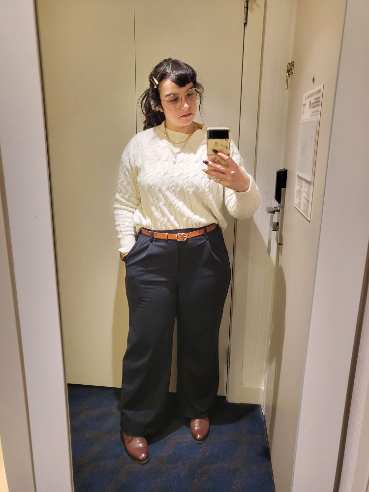 Mirror selfie with black marlene pants and a white knitted pullover