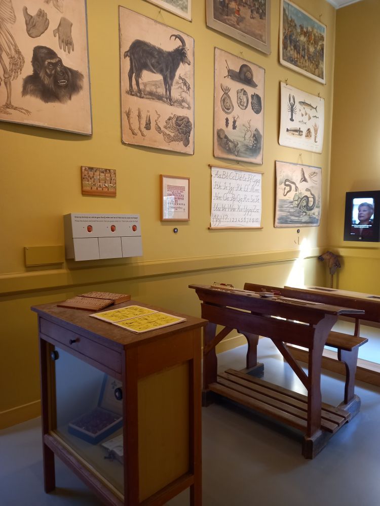 A room in the Volksbuurt Museum depicting an old school room.