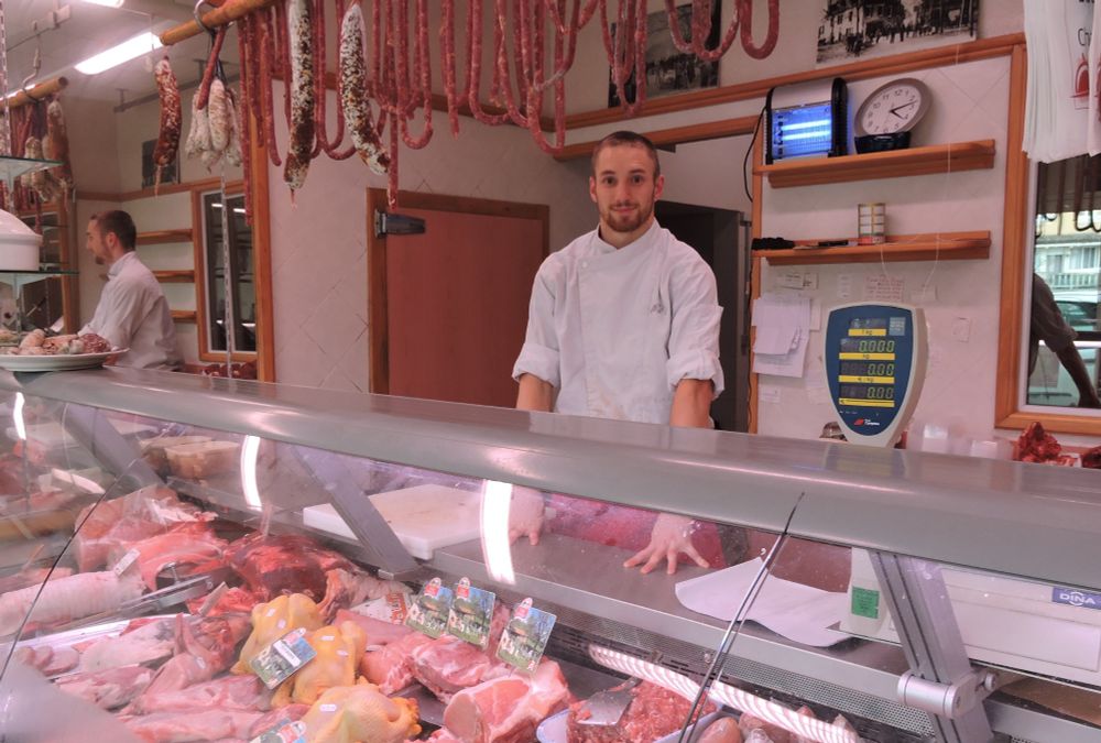 Un boucher charcutier.