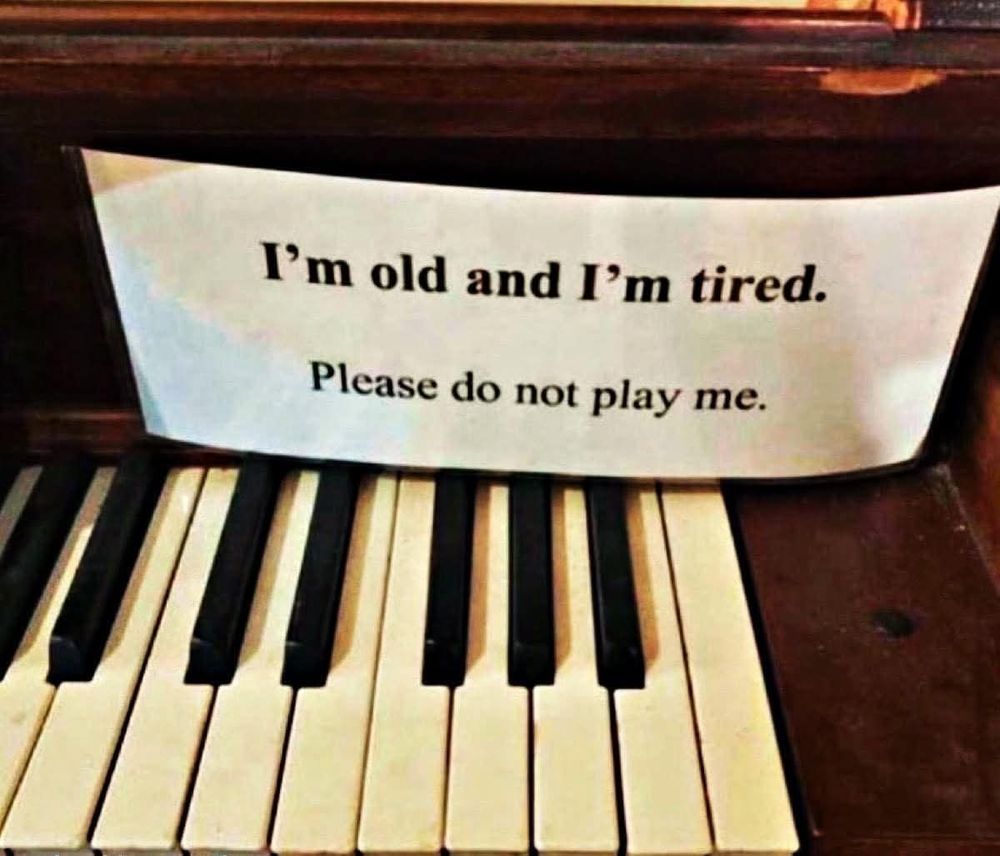 Ein piano, darauf ein Zettel mit der Schrift i m old and i m tired. Please don't play me. 