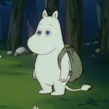 Mumin mit Rucksack im Wald. 