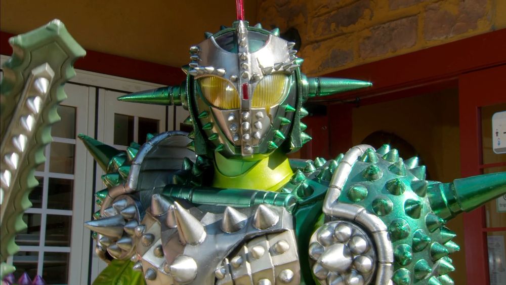 Kamen Rider Bravo in full spiky green and silver armor.