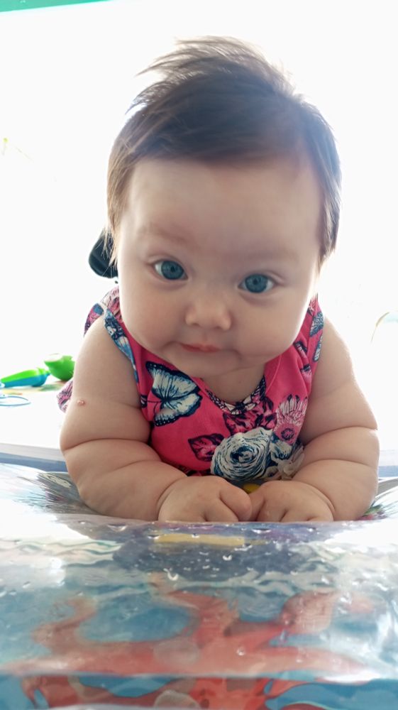 Bebe em posição de tummy time olhando pra frente
