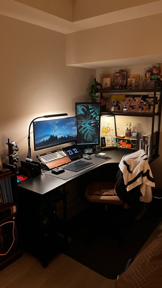 絵を描く時の配置。ペンタブのワイヤレス機能で配線無くなるの最高。キーボードもPCスタンドに置いて見たけど打ちやすい。