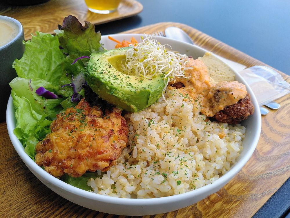 OPTIMUS Buddha Bowl 
This highly recommended vegan Buddha bowl contains soy meat croquettes, seasonal hummus, and avocado!
Falafel, Corn Fritto, Half avocado, Hummus, Fried Soy Meat, Carrot, Lettuce, Salad, Rice
+ Extra Avocado
+ Coffee 