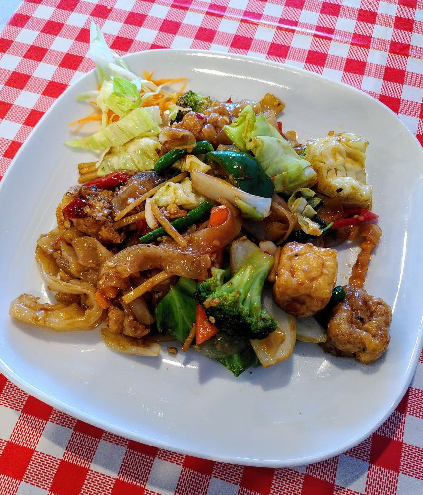 Flat noodles (spicy) with vegetables and tofu
