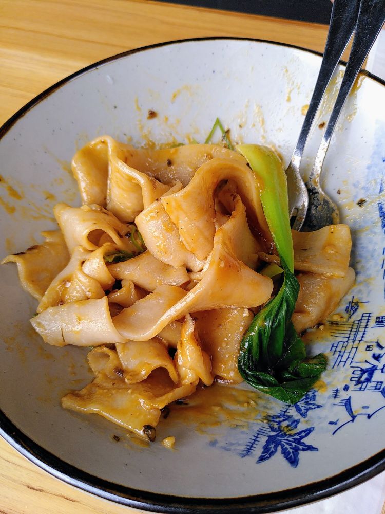 Dan Dan Noodles
Fresh garlic with soy, peanut and sesame sauce