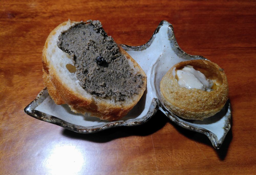 Bread, with mushrooms pate and salted black pepper ball
Dahi puri w/ soy yoghurt