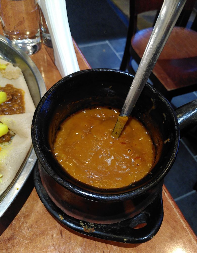 Shiro Wot
A smooth blend of chickpeas and hot spices cooked in a rich tomato based sauce.