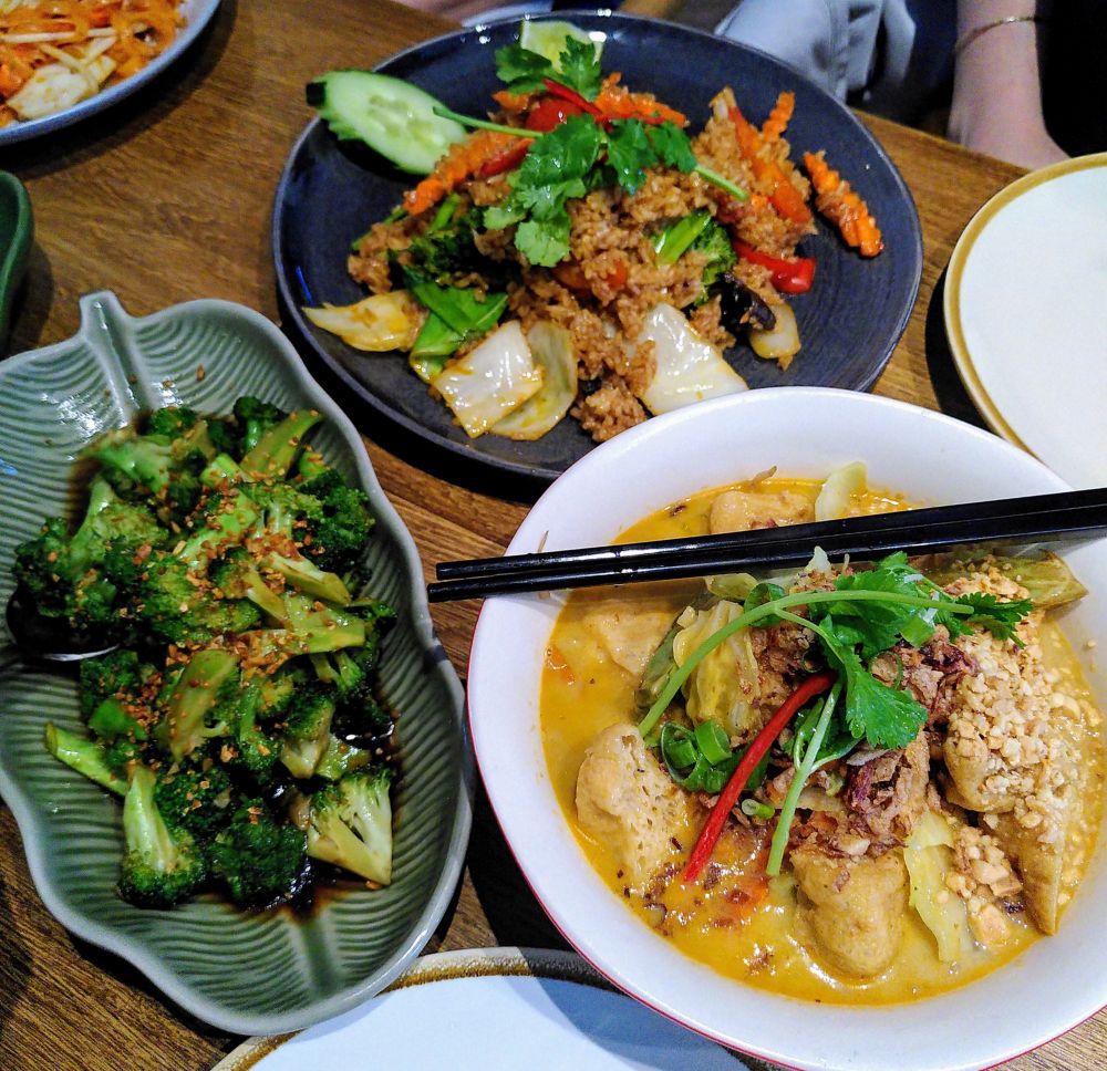 Vegan Tom Yum Fried Rice (with tofu, onion, mushroom, lemongrass, lime), the Tofu Noodles Curry (with beansprout, onion, and peanut), and Broccoli