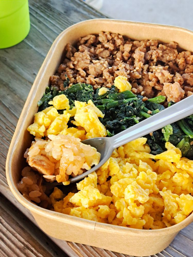 三色弁当の下は鶏めし。大分県の名物。