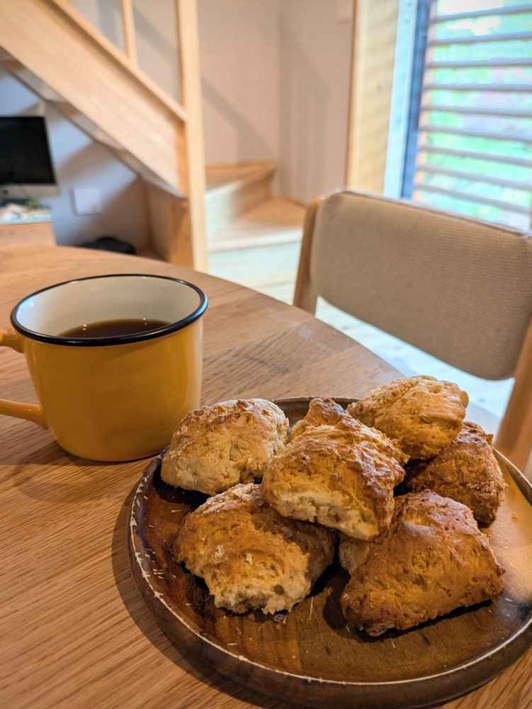 紅茶と、木皿に載ったごろごろした形のピーナツバタースコーン