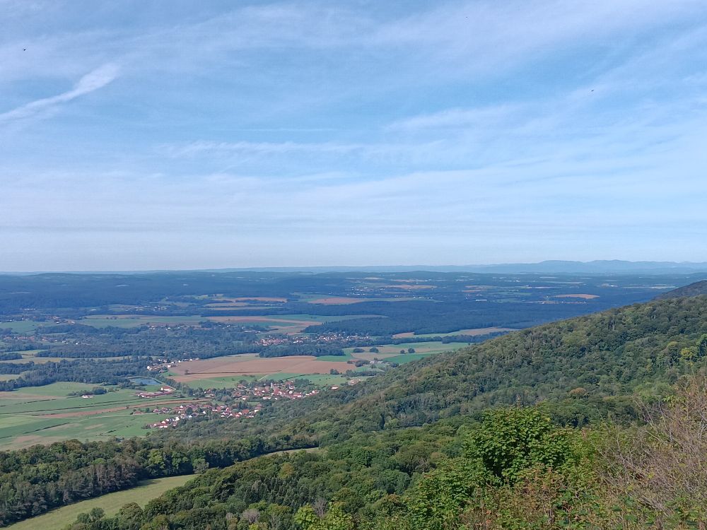 Vallée de l'Ognon. Au fond à droite, le début des Vosges 
