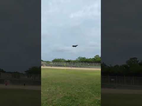 普天間第二小で子どもたちの頭上付近を低空飛行するＦ３５（読者提供）