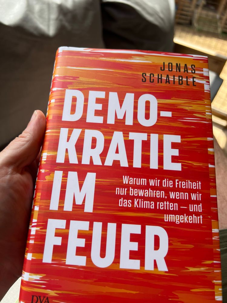 Cover “Demokratie im Feuer”. 