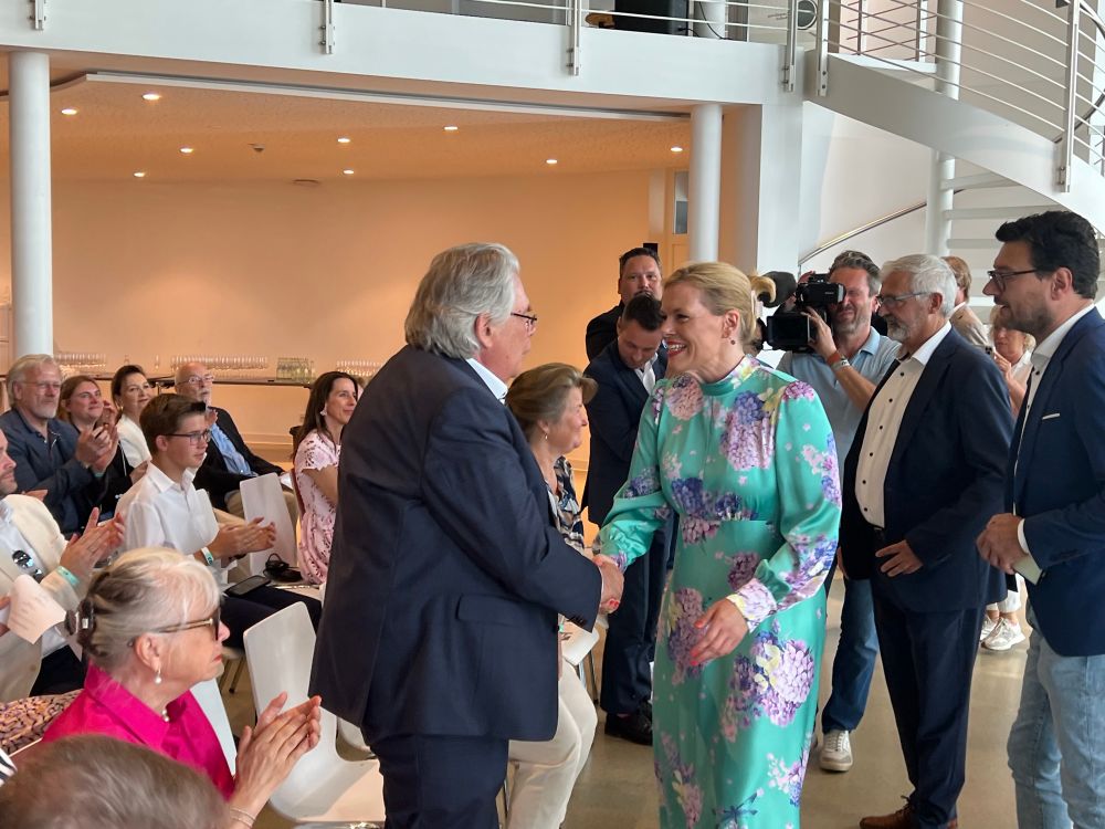 Juli Klöckner und Frank Gotthardt, Finanzier von Nius, schütteln Hände. 