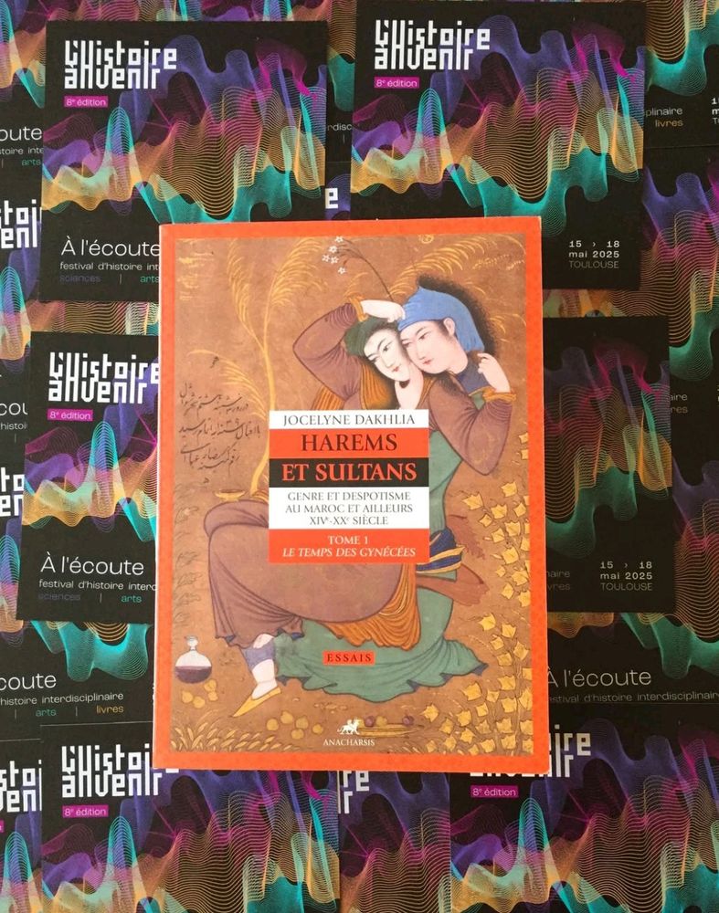 Couverture du premier tome de Harem et Sultans, essai de Jocelyne Dakhlia, sur fond de tracts du festival L'histoire à venir 