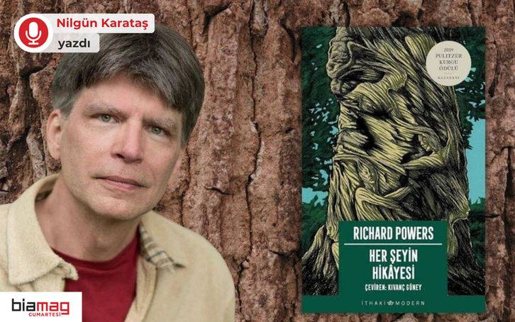 Görselde, yazar Richard Powers’ın portresi ile onun "Her Şeyin Hikâyesi" adlı kitabının kapağı yan yana yer alıyor. Arka plan ağaç kabuğu dokusuyla kaplı. Kitabın kapağında ağaç gövdesine sarılmış figürler çizilmiş; üst kısmında “2019 Pulitzer Kurgu Ödülü Kazananı” ibaresi bulunuyor. Sol üstte “Nilgün Karataş yazdı”, sol altta “biamag cumartesi” logosu yer alıyor. 