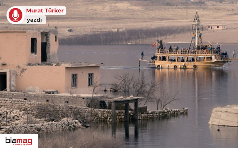 Murat Türker “The town that drove away” adlı belgeseli odağa alarak, Hasankeyf’in yok oluşunu hem görsel hem de sembolik katmanlarıyla analiz eden ve bu süreci devlet politikaları, kültürel yıkım ve estetik zorbalık bağlamında irdeleyen çarpıcı bir yazı kaleme aldı.