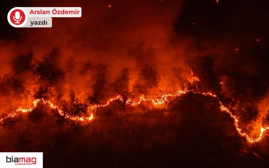 Görselde gece vakti orman yangını yer alıyor. Alevler, ağaçların tepe kısımlarında kıvrılarak ilerliyor ve yoğun duman gökyüzünü kaplamış durumda. Alevlerin oluşturduğu sıcak renkler ve karanlık zemin arasında güçlü bir tezat göze çarpıyor. Sol üstte “Arslan Özdemir yazdı”, sol altta ise “biamag cumartesi” logosu yer alıyor. Görsel, doğa felaketlerinin yıkıcılığını ve aciliyetini çarpıcı biçimde yansıtıyor.