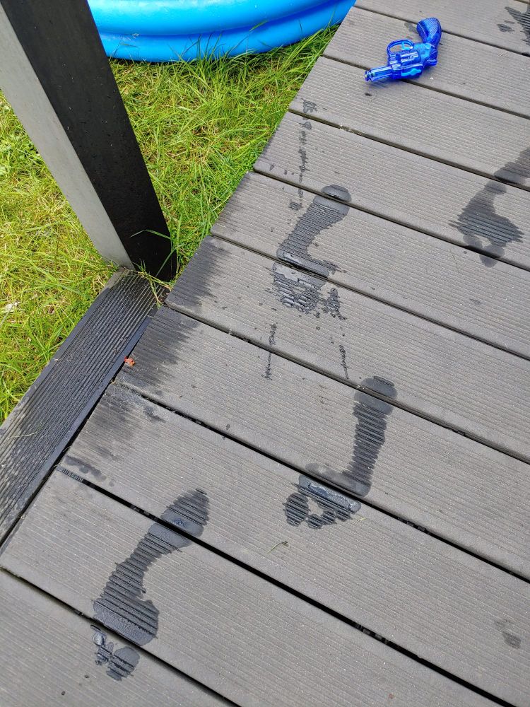 Wasserfußspuren auf Terrasse -