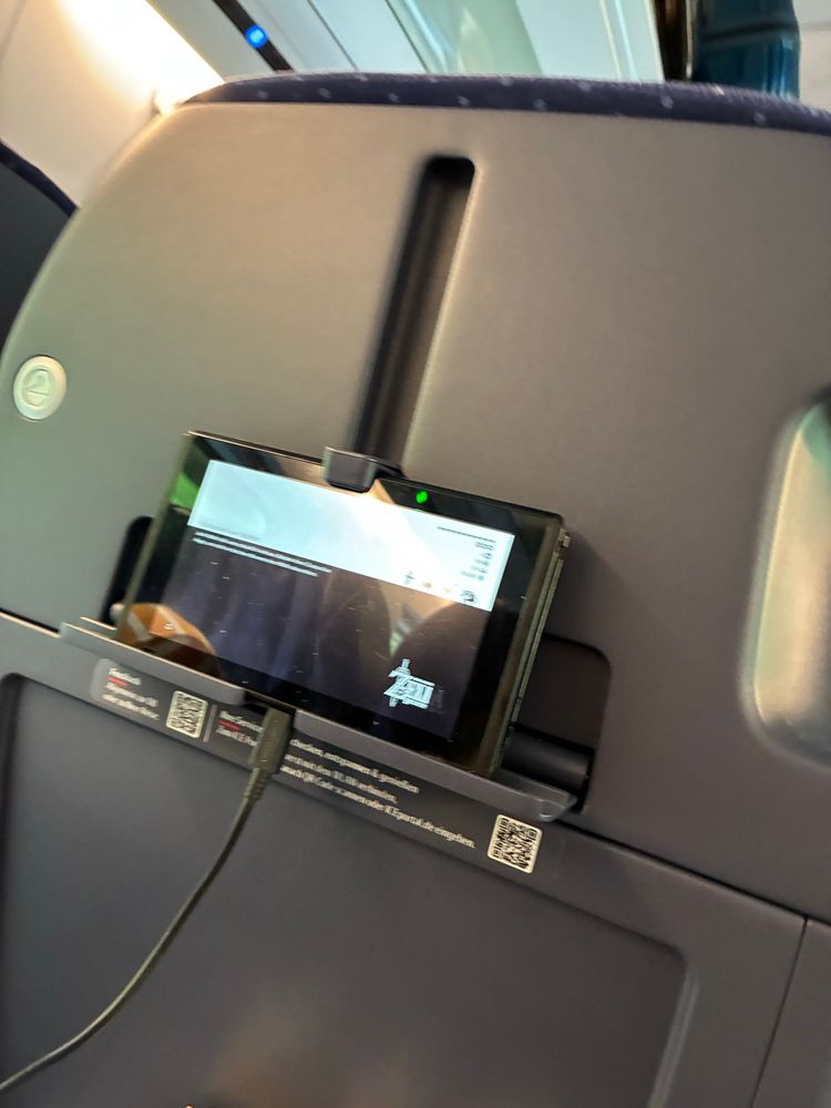 Switch mit Ladekanel an der Sitzhinterseite elegant montiert. 