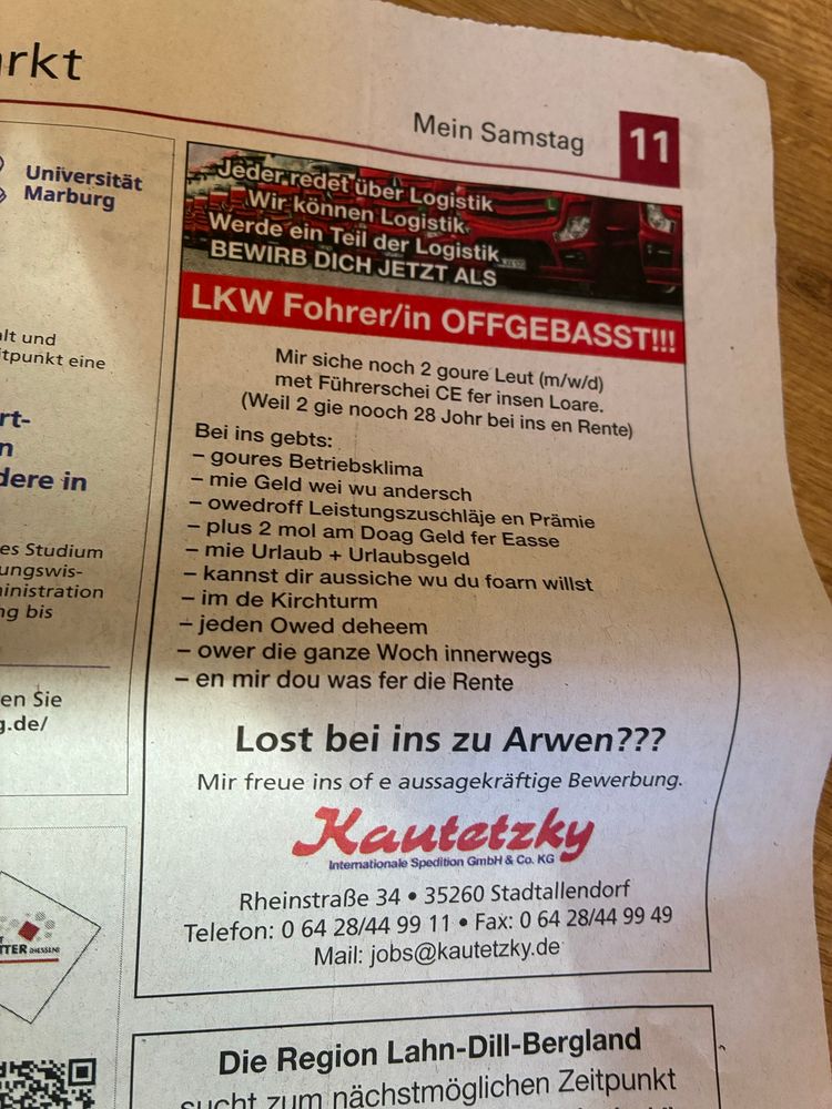 Stellenanzeige für „gute Leute, M/W/D, die LKW fahren möchten“. Die ganze Stellenanzeige ist auf Platt geschrieben.