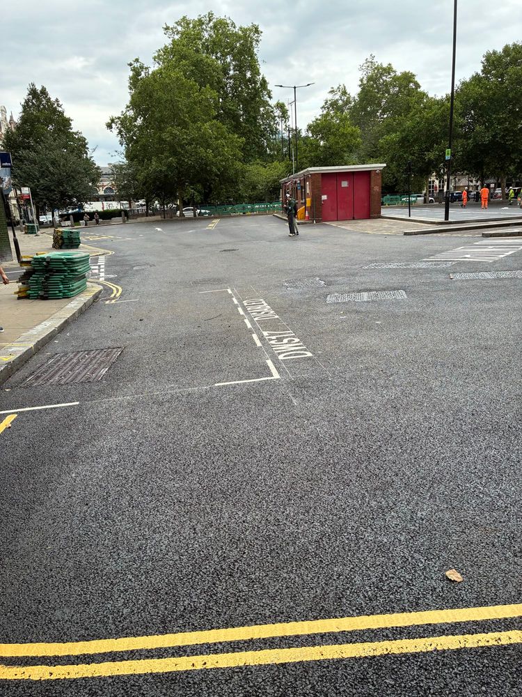 Parkplatz für Busse und Taxis. Neue Asphaltdecke und neue Markierungen.