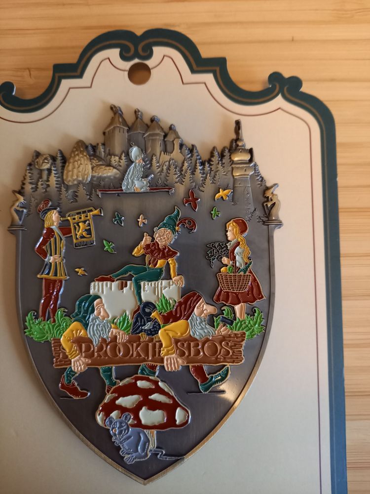 Jumbopin van de Efteling met daarin sprookjesbosfiguren. 