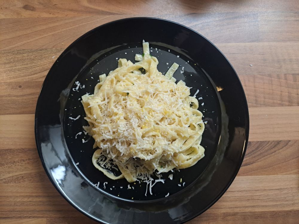 Sitruunatagliatelle. Pastaa, voita, sitruunaa, parmesaania, valkosipulia ja persiljaa