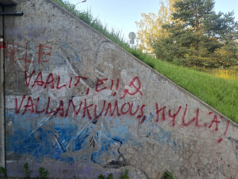 Vaalit, ei! Vallankumous, kyllä! Teksti kirjoitettu alikulkutunnelin seinään