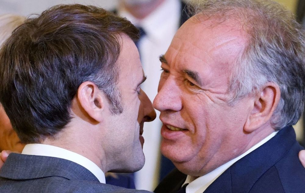 Macron parle à l'oreille de Bayrou