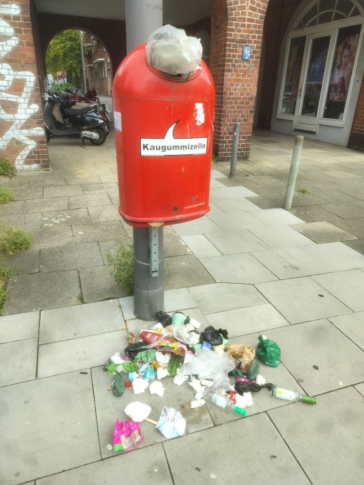 Mülleimer, darunter Müll