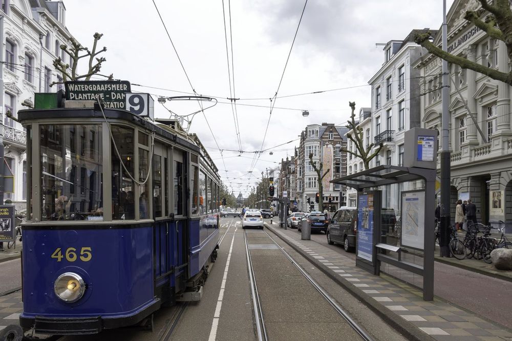 Amsterdam geeft geld terug dat is verdiend aan Jodentransporten en plaatst gedenktekens bij tramhaltes