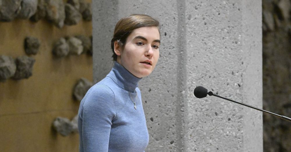 Forum voor Democratie: Onverwacht draagt Baudet het lijsttrekkerschap over aan Lidewij de Vos, nu nog fractiemedewerker. Daarmee hoopt de partij nieuwe kiezers te trekken.