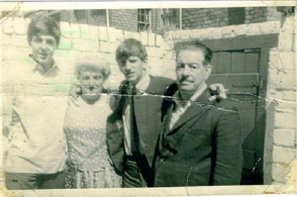 Paul and Ringo with Ringo's mum, Elsie, and stepdad Harry in the back yard of 10 Admiral Grove, 30th August, 1963.
The #Beatles 