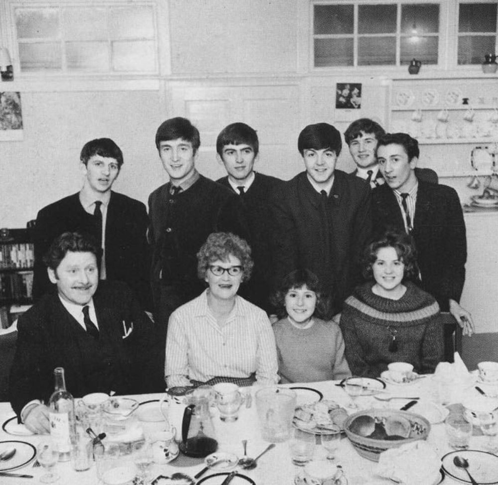 The #Beatles with the tuck shop manager, Tom Claridge, his wife Elaine and their family, after the concert at Stowe. April 4, 1963.
📷Dezo Hoffmann
