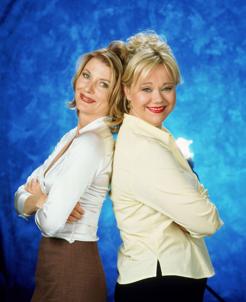 foto das personagens Zelda Spellman (interpretado por Beth Broderick) e Hilda Spellman (interpretado por Caroline Rhea) da série dos anos 90 Sabrina, Aprendiz de Feiticeira